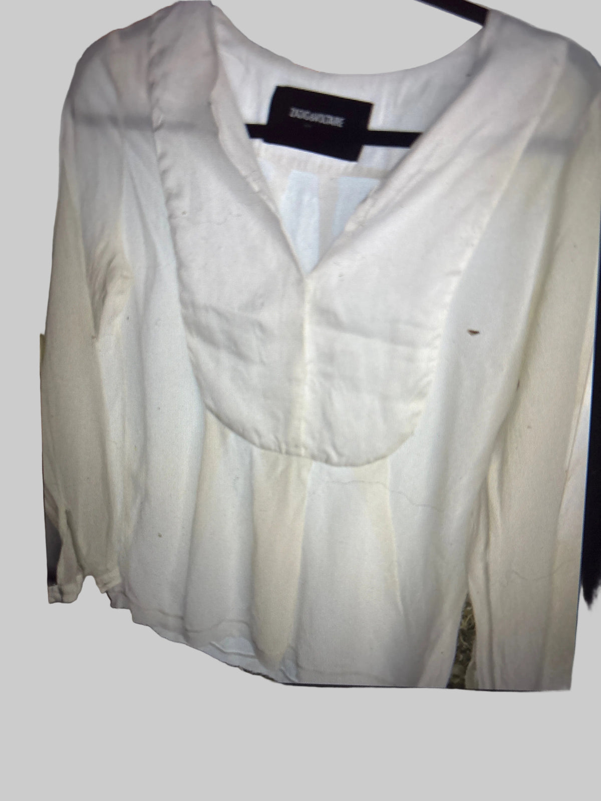 chemisier en soie et voile de soie fluide patte de boutonnage cachée , fluide et col travaillé finition haut de gamme zadig&voltaire deluxe