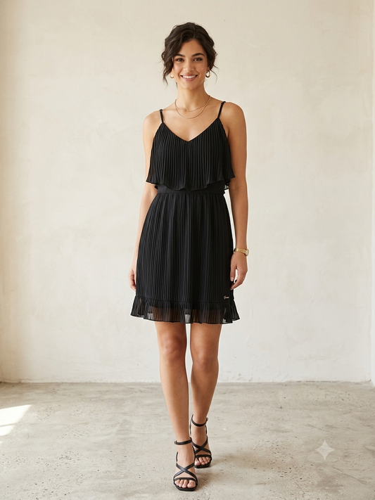 Petite Robe Noire Plissée GUESS – Élégance & Fluidité