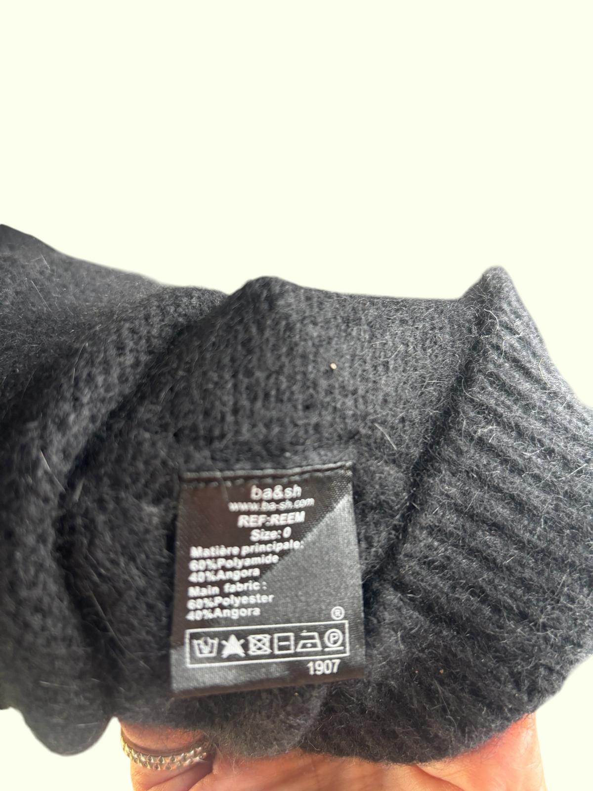 Étiquette de composition d'un pull noir en angora et polyamide de la marque Archives & Allures