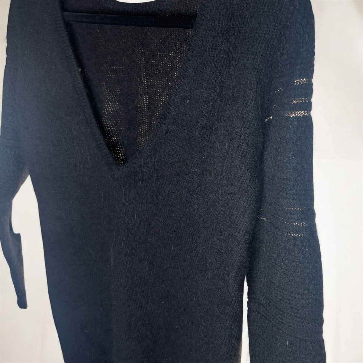 Pull noir Archives & Allures en mélange d'angora avec décolleté en V profond et détails de mailles ajourées