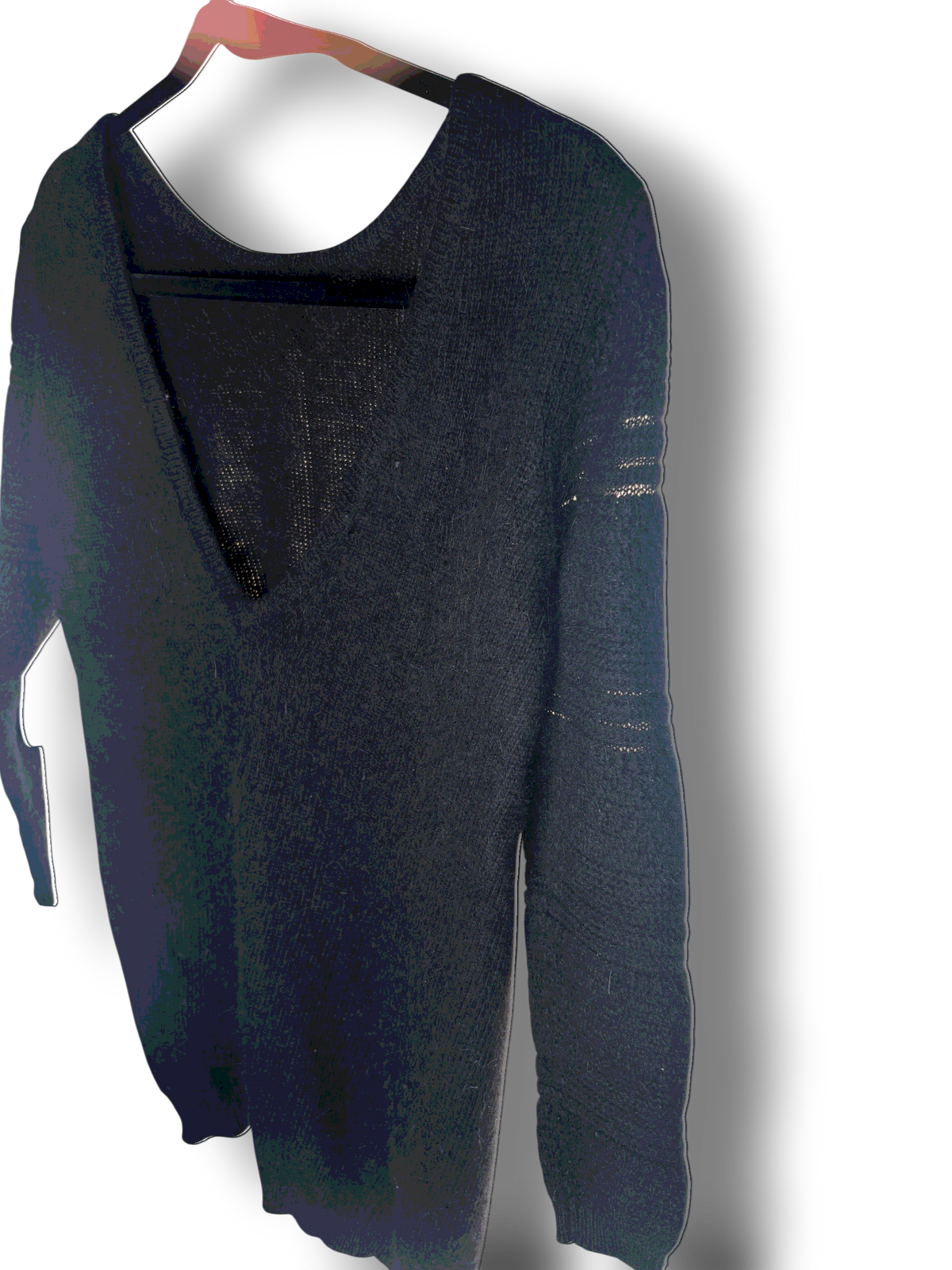 Pull noir Archives & Allures en laine et angora avec décolleté en V profond et détails de mailles ajourées