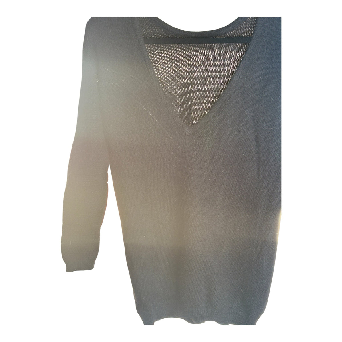Pull noir Archives & Allures Ba&sh en laine et angora avec un décolleté en V profond et des manches ajourées.
