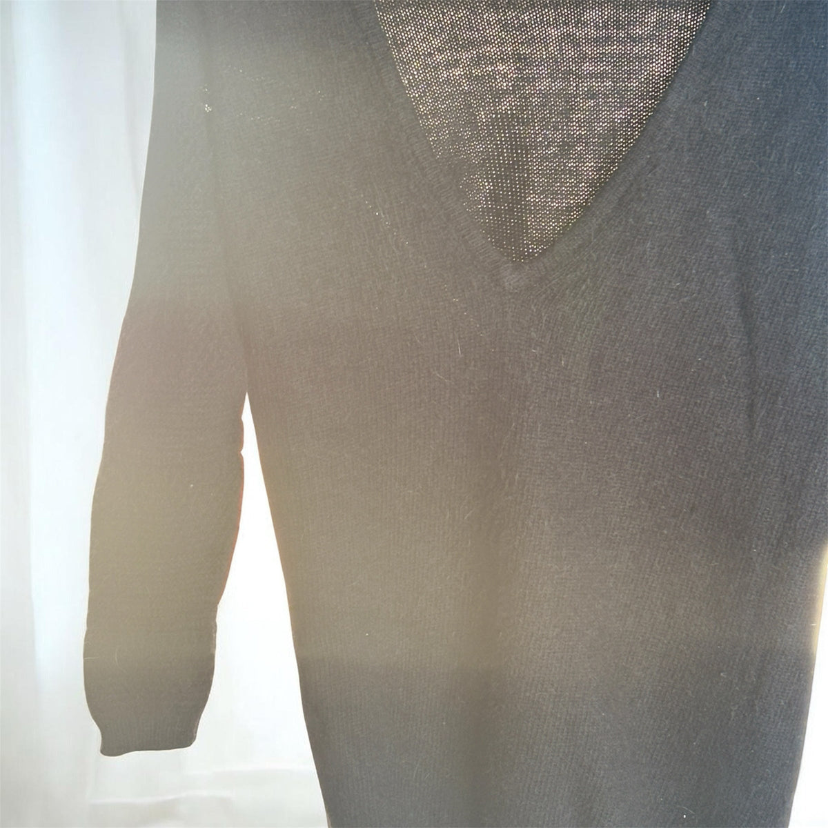 Pull noir Archives & Allures en mélange angora avec décolleté en V profond et manches longues texturées