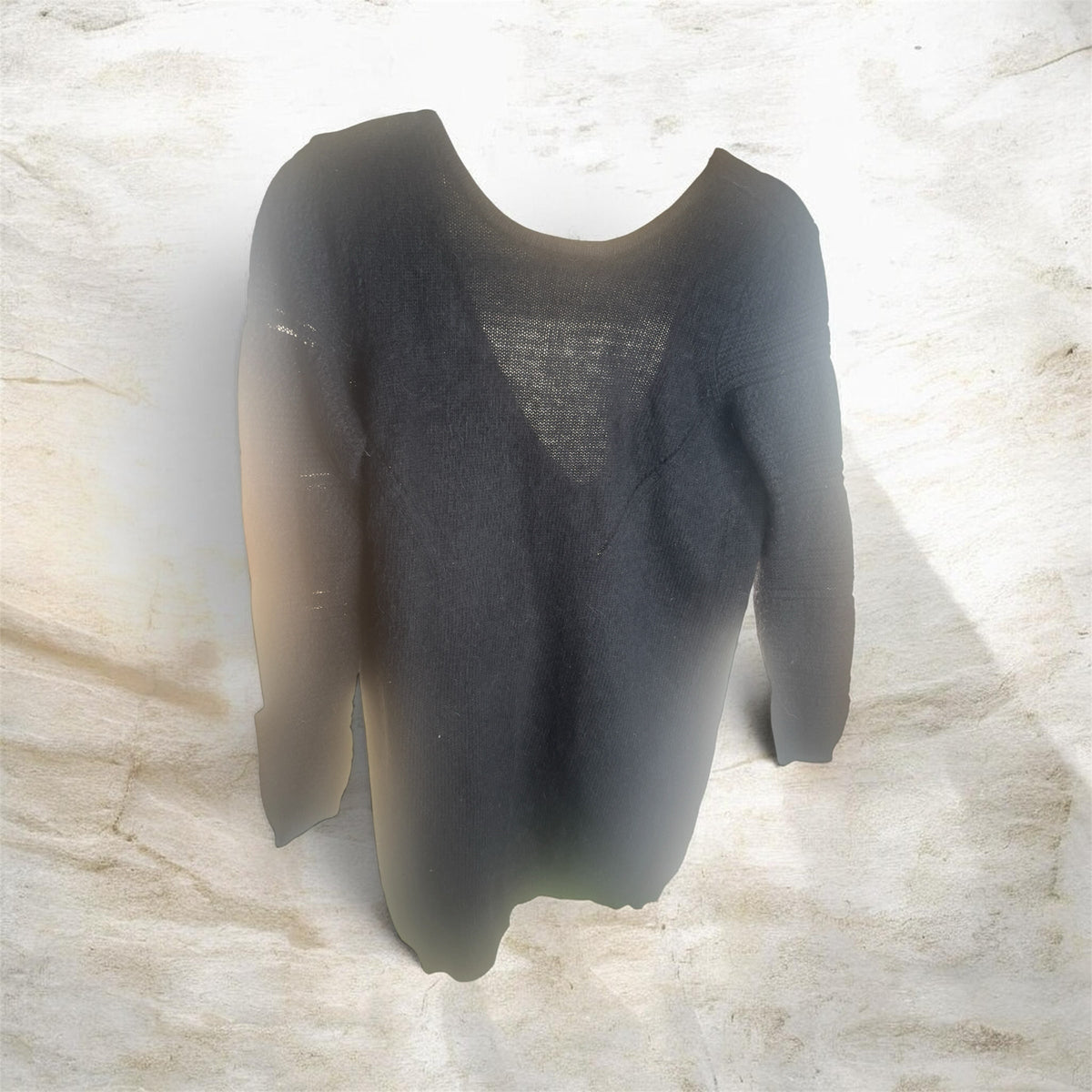 Pull noir Archives & Allures en laine et angora avec décolleté en V profond et détails de mailles ajourées